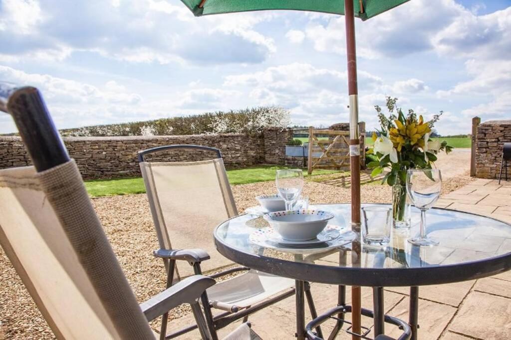 Secluded Romantic Cotswolds Barn - Sleeps 2 To 4 - Near Cirencester - Dog Friendly Villa Kemble Esterno foto