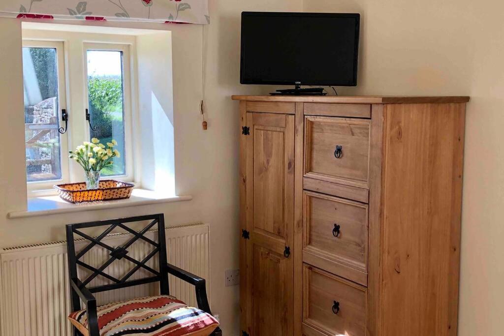 Secluded Romantic Cotswolds Barn - Sleeps 2 To 4 - Near Cirencester - Dog Friendly Villa Kemble Esterno foto