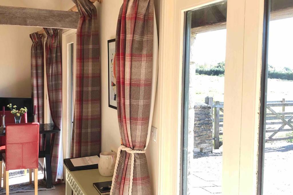 Secluded Romantic Cotswolds Barn - Sleeps 2 To 4 - Near Cirencester - Dog Friendly Villa Kemble Esterno foto